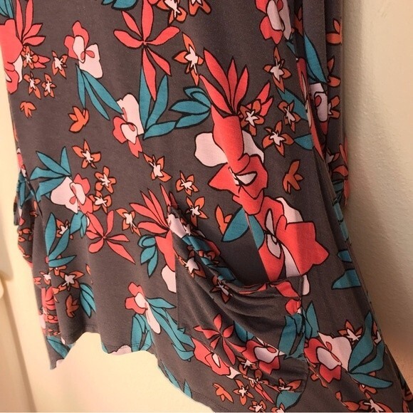LOGO by Lori Goldstein V Neck 3/4 Sleeve Sharkbite Hem Gray Floral Tunic Medium - Picture 3 of 11